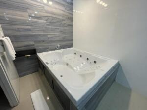 Room 2 (Queen Superior Jacuzzi)